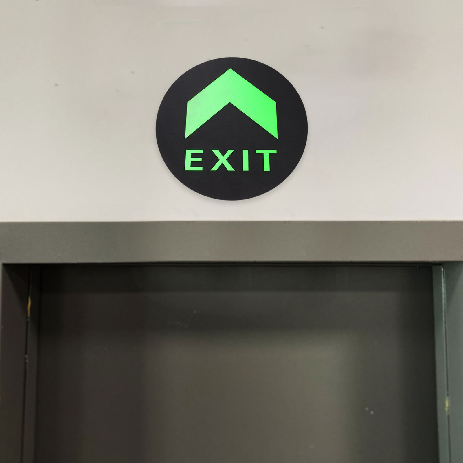 5枚入り光る安全出口標識 夜間発光床用ステッカー 方向指示器 - Emergency Exit Sign のレビューと価格